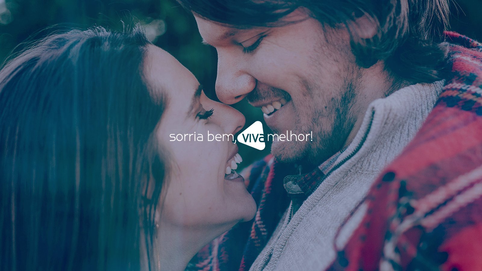 casal sorriso beijo